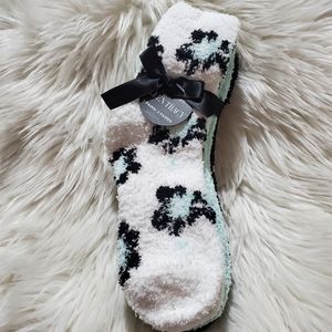 🦋5/$25 Ellen Tracy plush socks